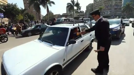 بالفيديو.. رجال الشرطة يقدمون الزهور والحلوى للمواطنين