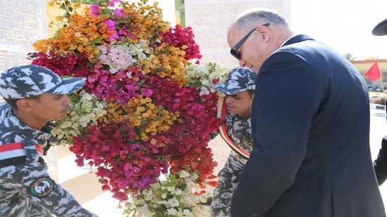  محافظ قنا يضع أكليل الزهر على النصب التذكاري لشهداء الشرطة 