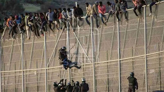 
اليونان تعتزم إقامة حاجز عائم لمنع المهاجرين من دخول أراضيها

