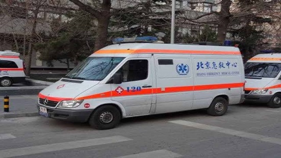 أطباء صينيون يتعرضون للضرب المبرح من أسرة مريض توفي بفيروس كورونا
