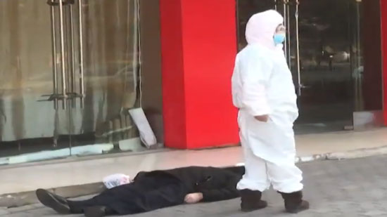 بالفيديو.. لحظة العثور على جثة في شوارع الصين بسبب 