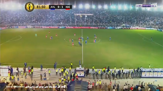 مشجع سوداني يقتحم مباراة الأهلي والهلال