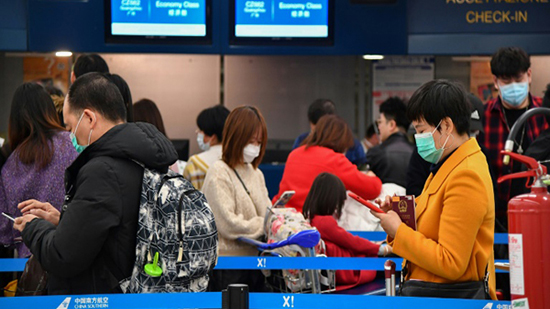 ركاب صينيون يرتدون أقنعة واقية في مطار روما 