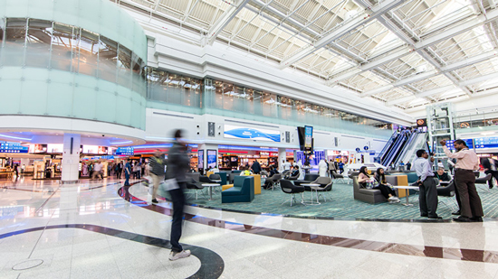 مطار دبي يشهد أول تراجع سنوي على الإطلاق في حركة المسافرين