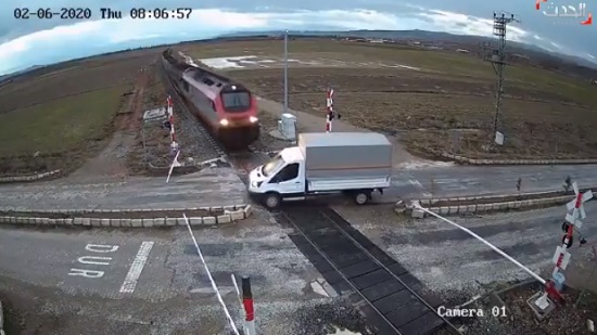 بالفيديو.. لحظة اصطدام قطار بشاحنة في تركيا
