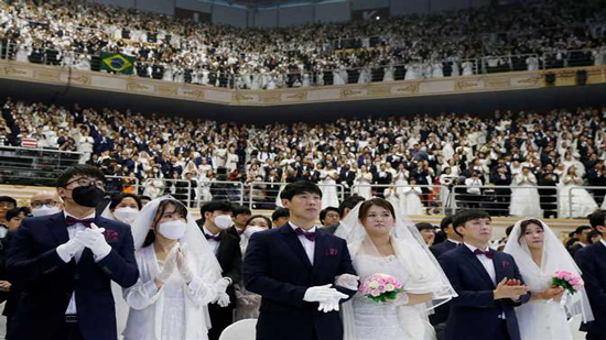 زفاف جماعي أقامته كنيسة التوحيد في مدينة جابيونج في كوريا الجنوبية لنحو 6 آلاف عريس وعروس وسط مخاوف من فيروس كورونا 