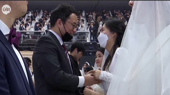 عرسان يتحدون الفيروس القاتل في حفل زفاف جماعي بكوريا الجنوبية 