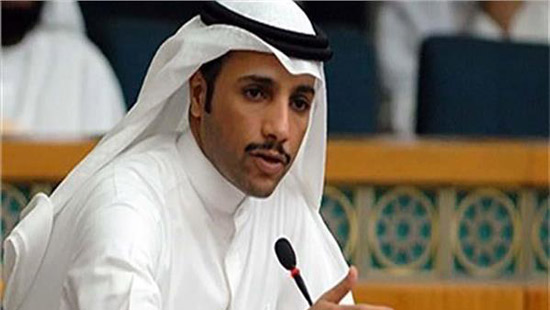 بالفيديو.. رئيس مجلس الأمة الكويتي يلقي بوثائق صفقة القرن في القمامة
