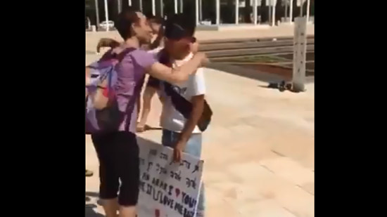 بالفيديو.. شاب مسلم يطلب العناق من الإسرائيليين في تل أبيب
