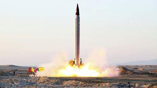 الحرس الثوري الإيراني يزيح الستار عن صاروخ 