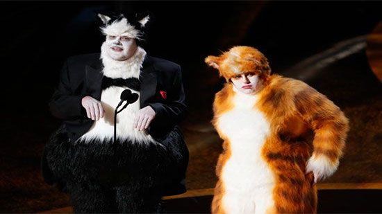 بملابس قطط.. جيمس كوردن وريبيل ويلسون في حفل الأوسكار 2020
