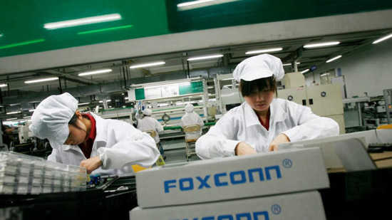 فوكسكون تحصل على موافقة لإعادة تشغيل مصنعها واستئناف إنتاج هواتف أبل
