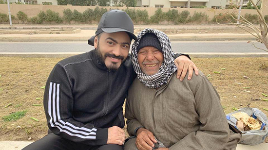 تامر حسني يُحدث جدلًا بسبب مُبادرة.. مُتابِعة ترد: «ليه التصوير مش فاهمة؟»