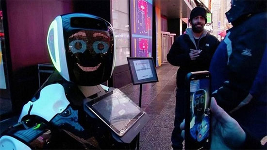 روبوتات ضاحكة تنصح الناس بشأن فيروس كورونا في ميدان 