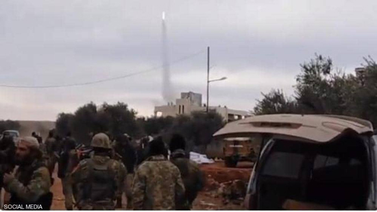 لحظة إطلاق صاروخ مضاد للطائرات أسقط مروحية في إدلب قبل أيام