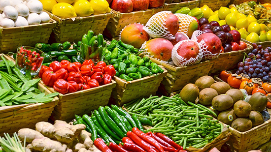 تراجع الطماطم.. أسعار الخضر والفاكهة بسوق العبور اليوم
