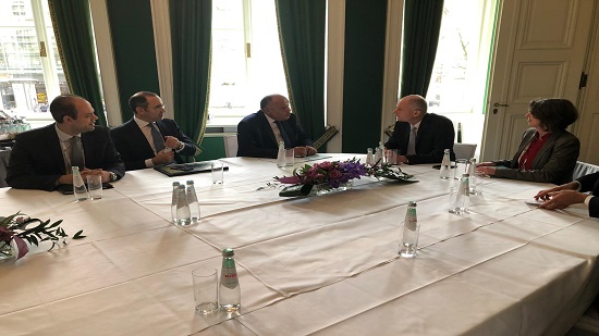 وزير الخارجية يلتقي بنظيره الهولندي في بداية زيارته لميونخ
