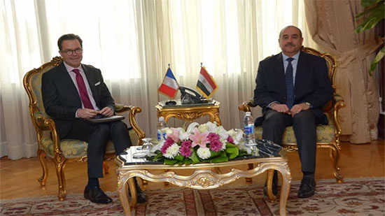 وزير الطيران المدني يستقبل السفير الفرنسي بالقاهرة 