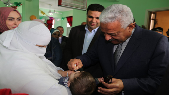  محافظ السويس يتفقد الحملة القومية ضد مرض شلل الاطفال