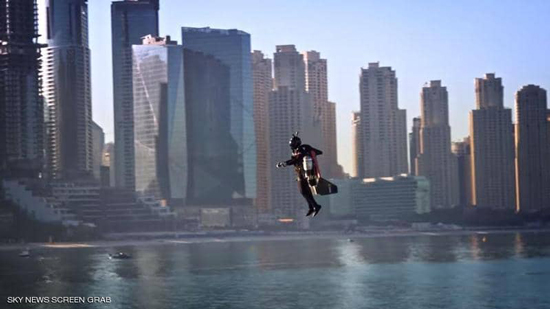 نجحت تجربة الطيران البشري في دبي نجاحا تاما