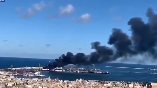  بالفيديو .. قصف الجيش الليبي لسفينة تركية في ميناء طرابلس
