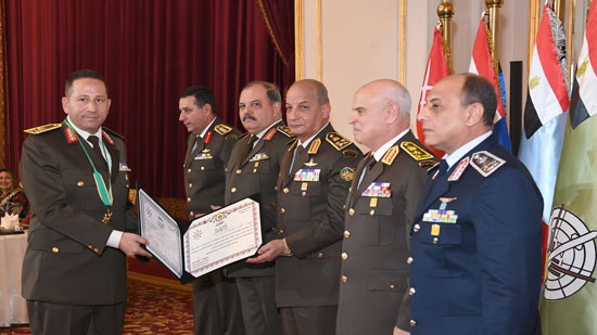 وزير الدفاع يكرم قادة القوات المسلحة المحالين للتقاعد 