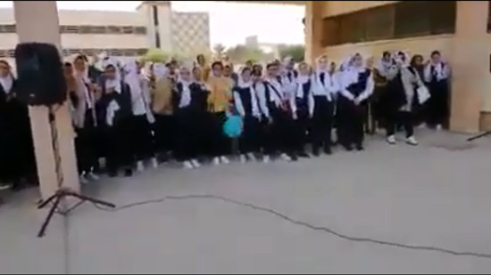 طالبات مدرسة يرقصن على مهرجان 