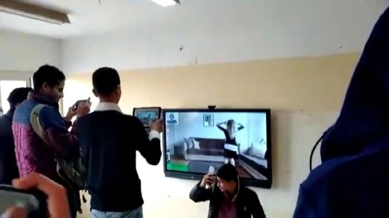 فيديو.. طلاب يرقصون ويشاهدون راقصة داخل إحدى فصول مدرسة بالمنوفية