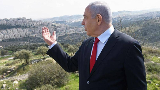 نتانياهو يتحدث للصحفيين أمام مستوطنة جبل أبو غنيم في القدس
