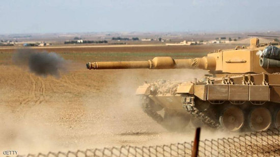 دبابة تركية تطلق نيرانها خلال معارك الشمال السوري