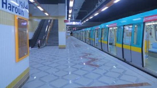  تجربة تشغيل عبور أول قطار بمحطة مترو النزهة 
