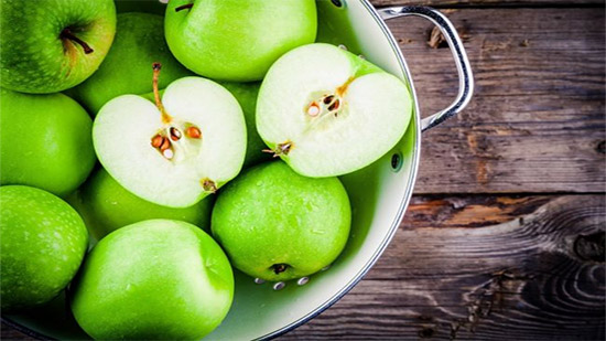 يعالج مرضا خبيثا.. ماذا يحدث عند تناول التفاح يوميا ؟