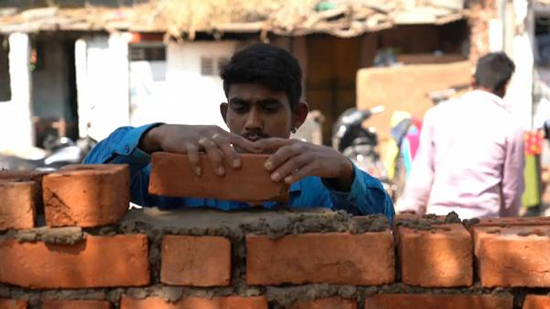 شاهد: بناء جدار في الهند يواري ما لا ينبغي لترامب أن يراه