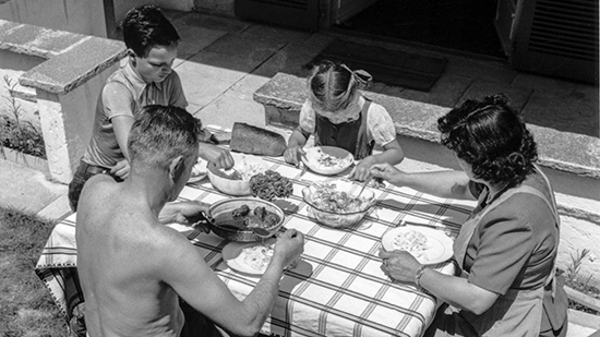 أسرة في سويسرا خلال تناولها وجبة طعام في عام 1950