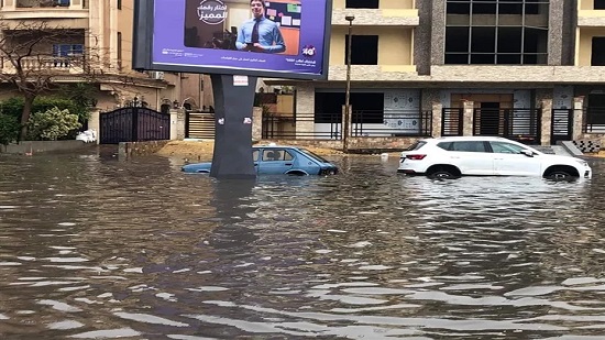 غرق شوارع القاهرة والجيزة بمياه الأمطار.. وصور
