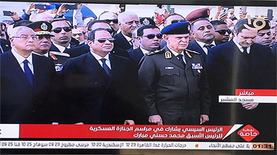 بالصور.. الرئيس السيسي يتقدم الجنازة العسكرية لمبارك
