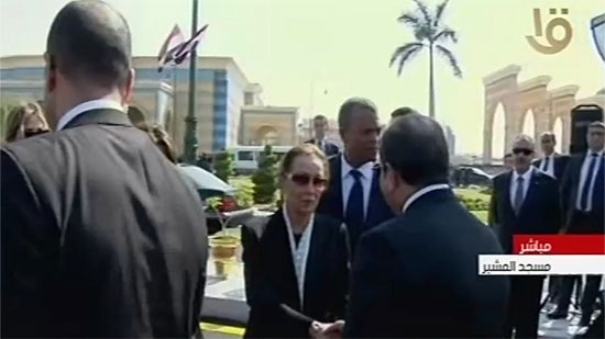 بالفيديو.. لحظة مصافحة وعزاء الرئيس السيسي لسوزان وعلاء وجمال مبارك 