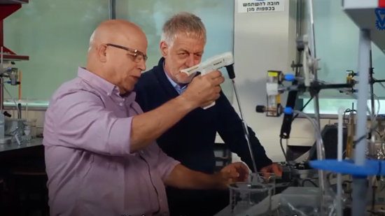 فيديو علماء إسرائيليون يخترعون جهاز يحول الهواء لماء صالح للشرب دون كهرباء 
