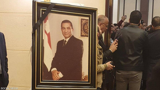صورة مبارك في مدخل القاعة