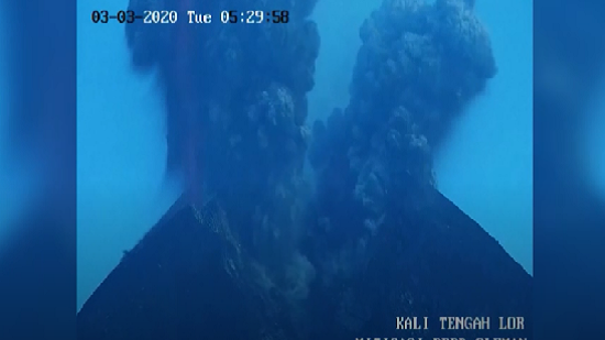 لحظة ثوران أنشط بركان إندونيسي
