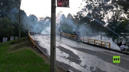  فيديو .. شرطة مكافحة الشغب تطلق الغازات المسيلة للدموع على الطلاب قرب الجامعة الوطنية 
