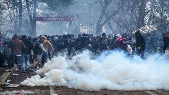 اشتباكات بين لاجئين والشرطة اليونانية على الحدود مع تركيا
