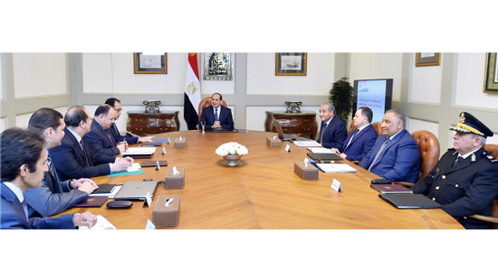 الرئيس السيسي يجتمع مع رئيس مجلس الوزراء وعدد من الوزراء