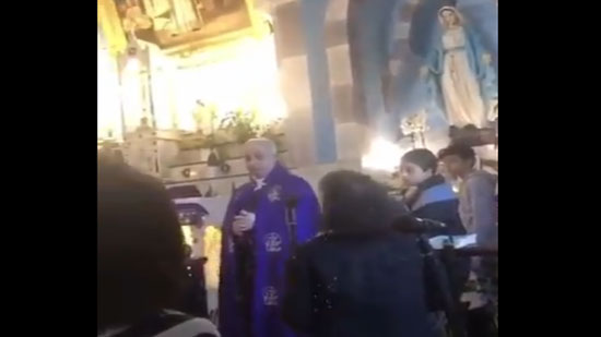 بالفيديو: بسبب كورونا : الغاء القداس بكنيسة بلبنان بعد رفض المصلون المناولة باليد 