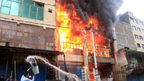 السيطرة على حريق داخل شقة سكنية فى العجوزة دون إصابات

