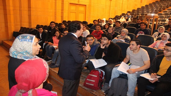 خالد عبدالغفار مع طلاب قصر العيني