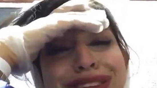  بالفيديو .. مُمرضة إيرانية تبكي و تطالب المواطنين بالبقاء في منازلهم 
