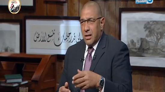  طبيب نفسي : المصريين بسبب مواقع التواصل الاجتماعي أصيبوا بالهلع الجمعي  و انخفاض مستوي الرضا 
