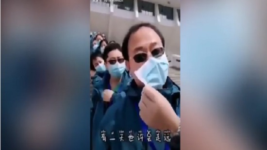 الصين.. طاقم طبي يخلع كماماته بعد الانتصار على كورونا