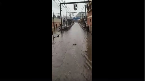  مياه الأمطار تغمر محطة مترو 